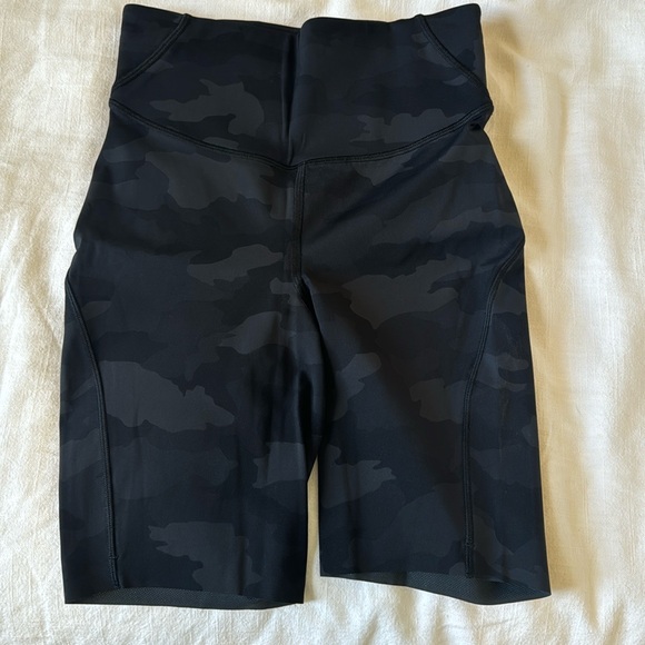 Lululemon Camo Biker shorts - Picture 1 of 3